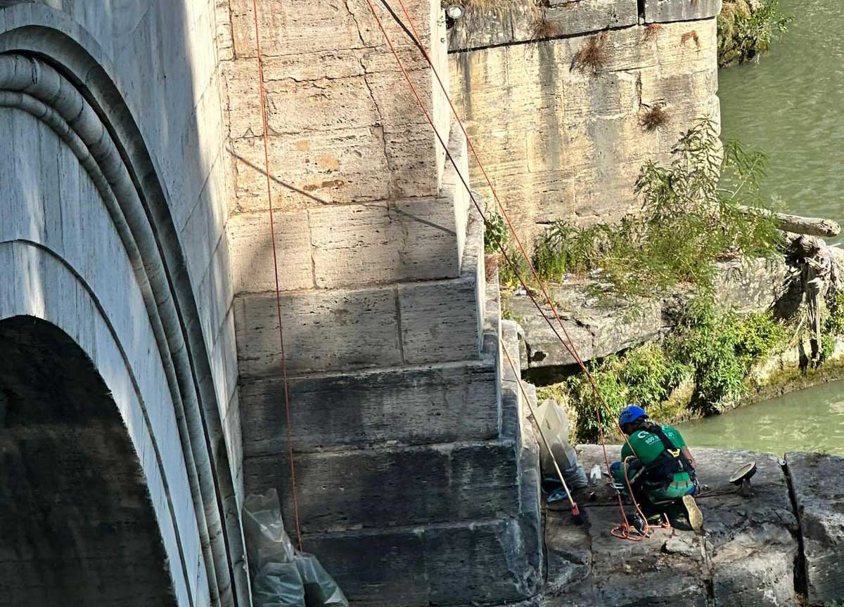 Potenza del Giubileo: dopo 8 anni gli acrobati puliscono il Ponte Sant’Angelo Potenza del Giubileo: dopo 8 anni gli acrobati puliscono il Ponte Sant’Angelo