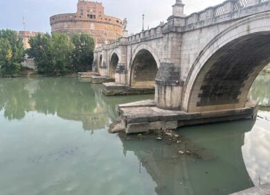 Potenza del Giubileo: dopo 8 anni gli acrobati puliscono il Ponte Sant’Angelo
