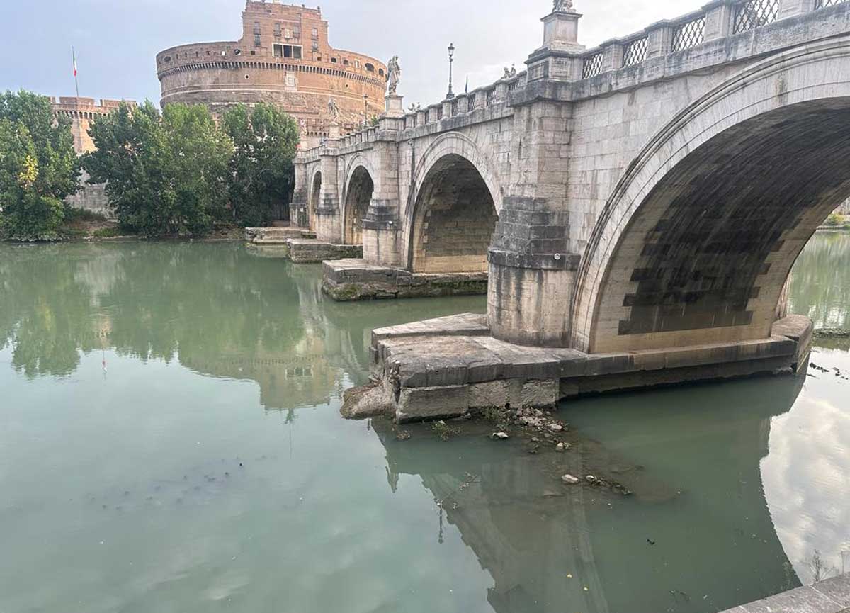 Potenza del Giubileo: dopo 8 anni gli acrobati puliscono il Ponte Sant’Angelo Potenza del Giubileo: dopo 8 anni gli acrobati puliscono il Ponte Sant’Angelo