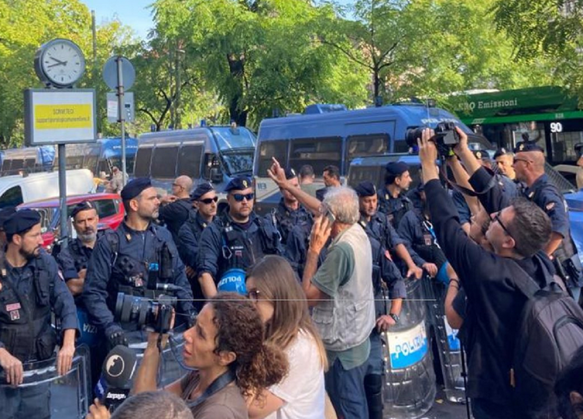 Caro affitti, tende degli studenti davanti al Comune di Milano. FOTO Caro affitti, tende degli studenti davanti al Comune di Milano. FOTO