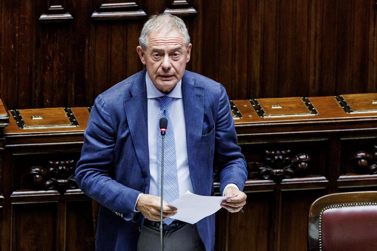 Caro benzina, Meloni corre ai ripari. Urso: “Provvedimento nel prossimo Cdm” Caro benzina, Meloni corre ai ripari. Urso: “Provvedimento nel prossimo Cdm”