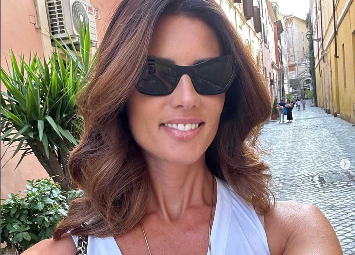 Daniela Ferolla, le gambe da urlo di Rai 1. Sfida in rosso a Kelly Lebrock