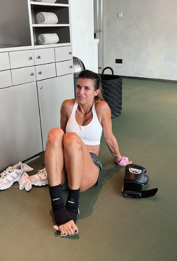 Elisabetta Canalis fitness a tutto sport e selfie bollenti in reggiseno e slip