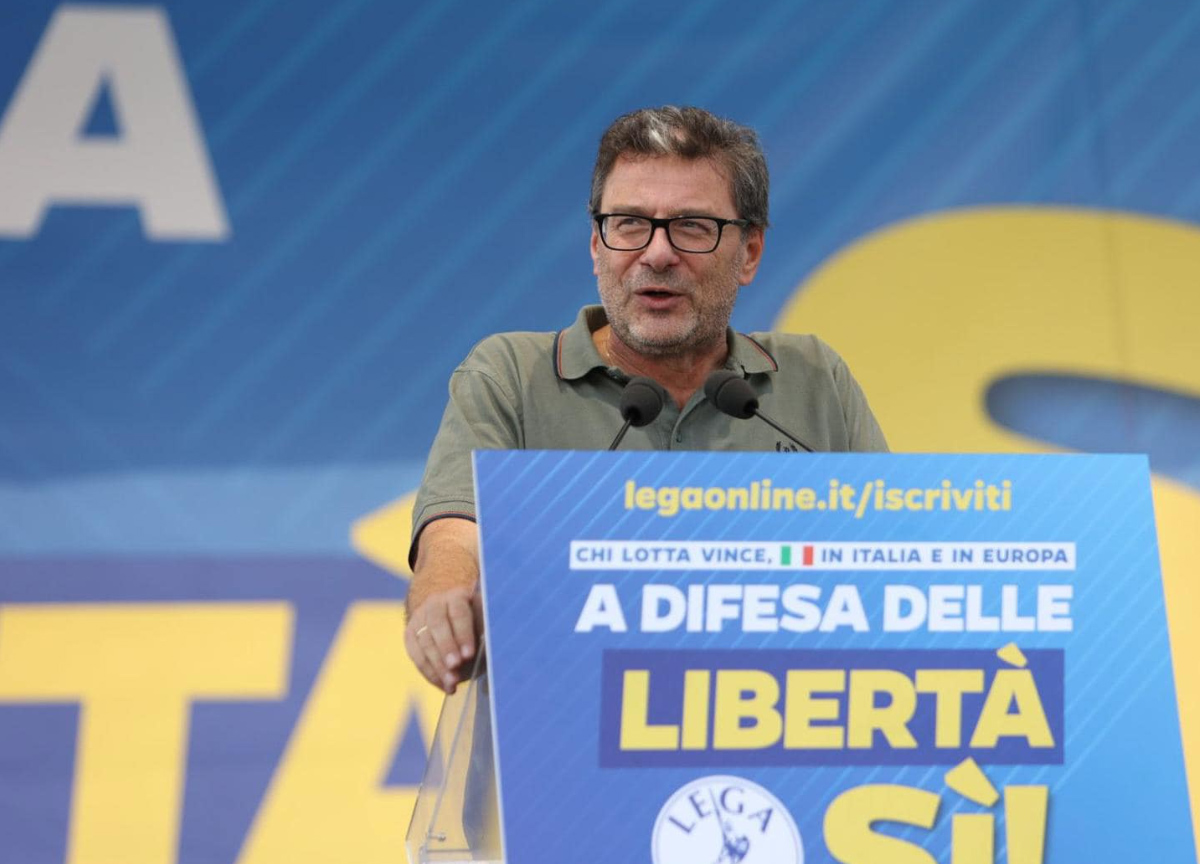 Il dilemma di Giorgetti, preso tra due fuochi: Salvini e Giorgia Meloni Il dilemma di Giorgetti, preso tra due fuochi: Salvini e Giorgia Meloni