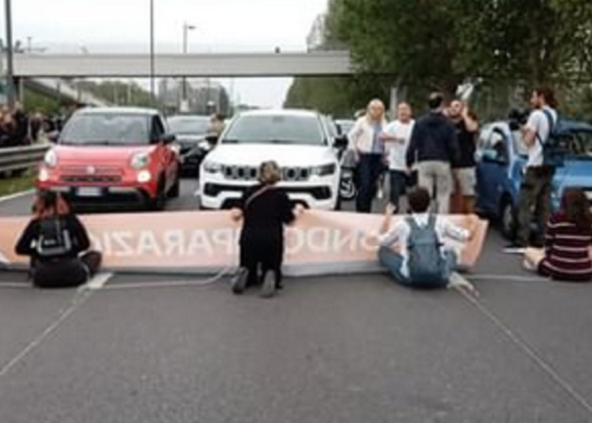 Milano, sei attiviste di Ultima Generazione si incatenano in strada Milano, sei attiviste di Ultima Generazione si incatenano in strada