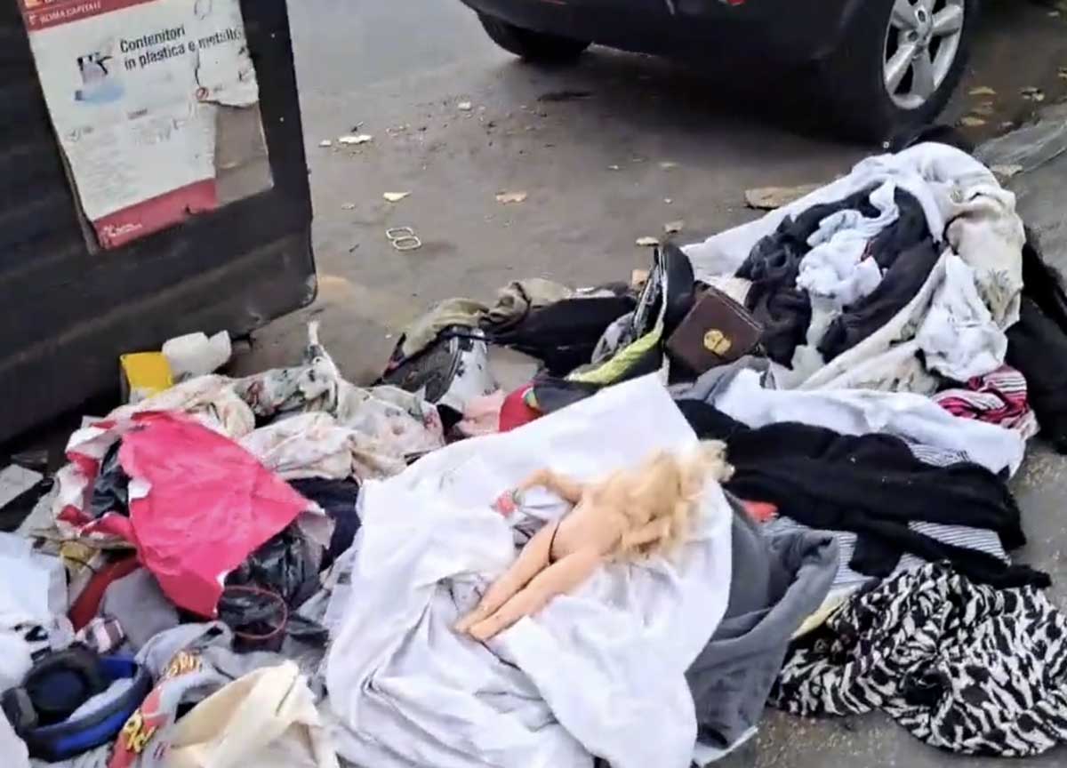 Roma, mercatino abusivo di stracci in via Ugo Ojetti. Ecco cosa resta a terra Roma, mercatino abusivo di stracci in via Ugo Ojetti. Ecco cosa resta a terra