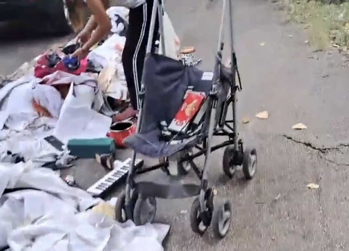 Roma, mercatino abusivo di stracci in via Ugo Ojetti. Ecco cosa resta a terra Roma, mercatino abusivo di stracci in via Ugo Ojetti. Ecco cosa resta a terra