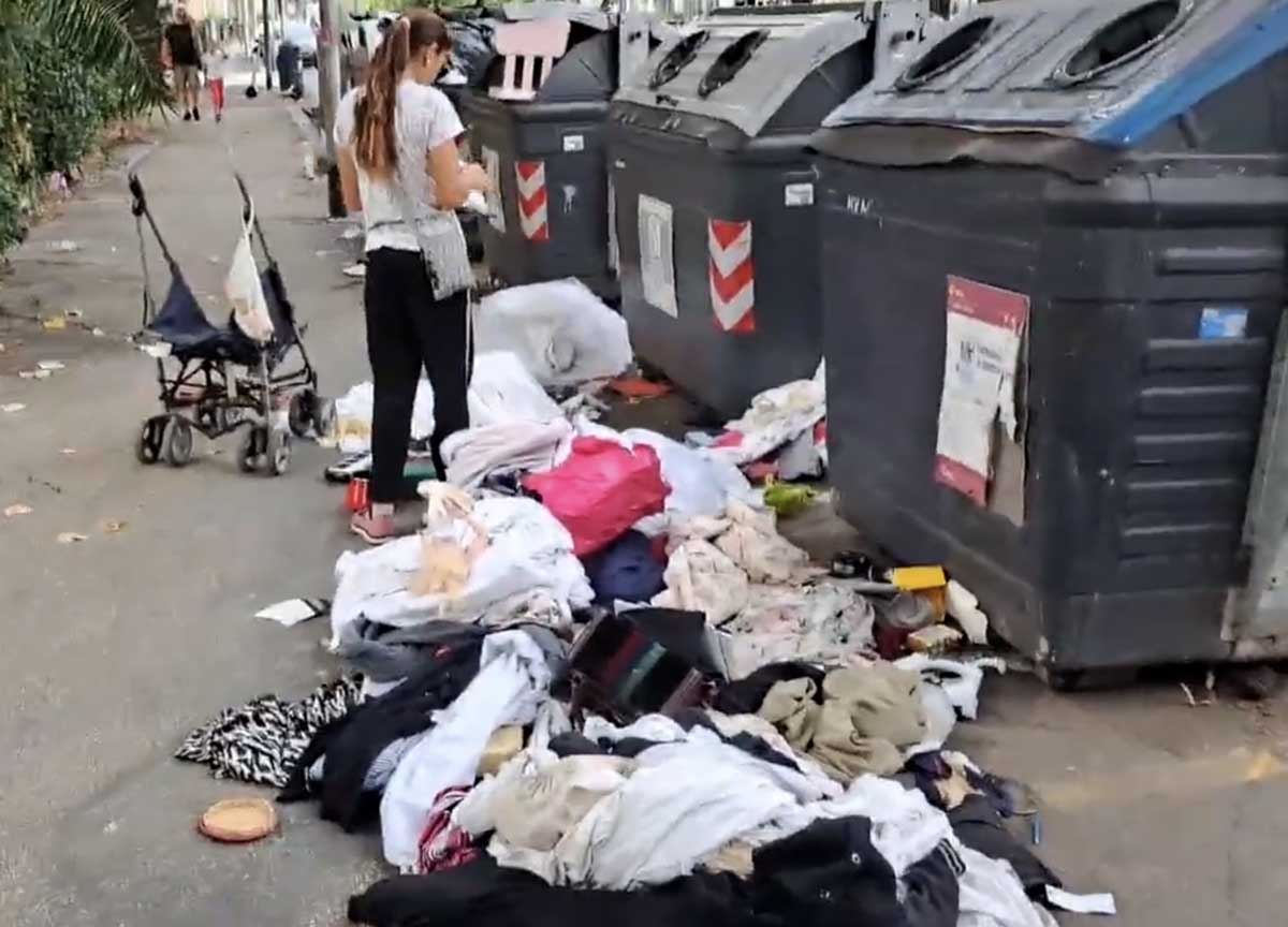 Roma, mercatino abusivo di stracci in via Ugo Ojetti. Ecco cosa resta a terra Roma, mercatino abusivo di stracci in via Ugo Ojetti. Ecco cosa resta a terra
