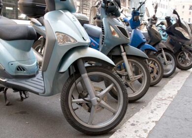Mobilità Milano, si apre il fronte degli scooter. L’opposizione:”Follia”