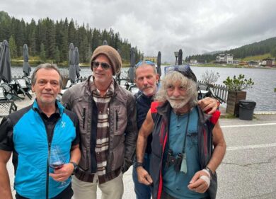 Mauro Corona e Brad Pitt beccati insieme: la foto a Misurina scatena i social