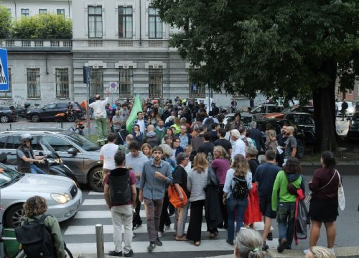 Milano, protestano ciclisti e pedoni. “Basta morti in strada” Milano, protestano ciclisti e pedoni. “Basta morti in strada”