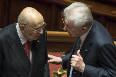 Napolitano, Monti: “Mi telefonò a Berlino”. Occhetto: “Il suo unico errore”