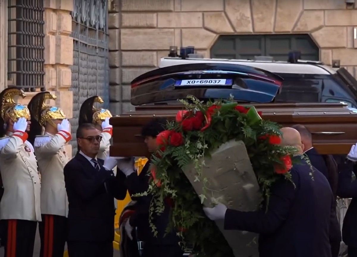 Galleria foto 'Napolitano, camera ardente in Senato. Funerali di Stato martedì' - foto 1