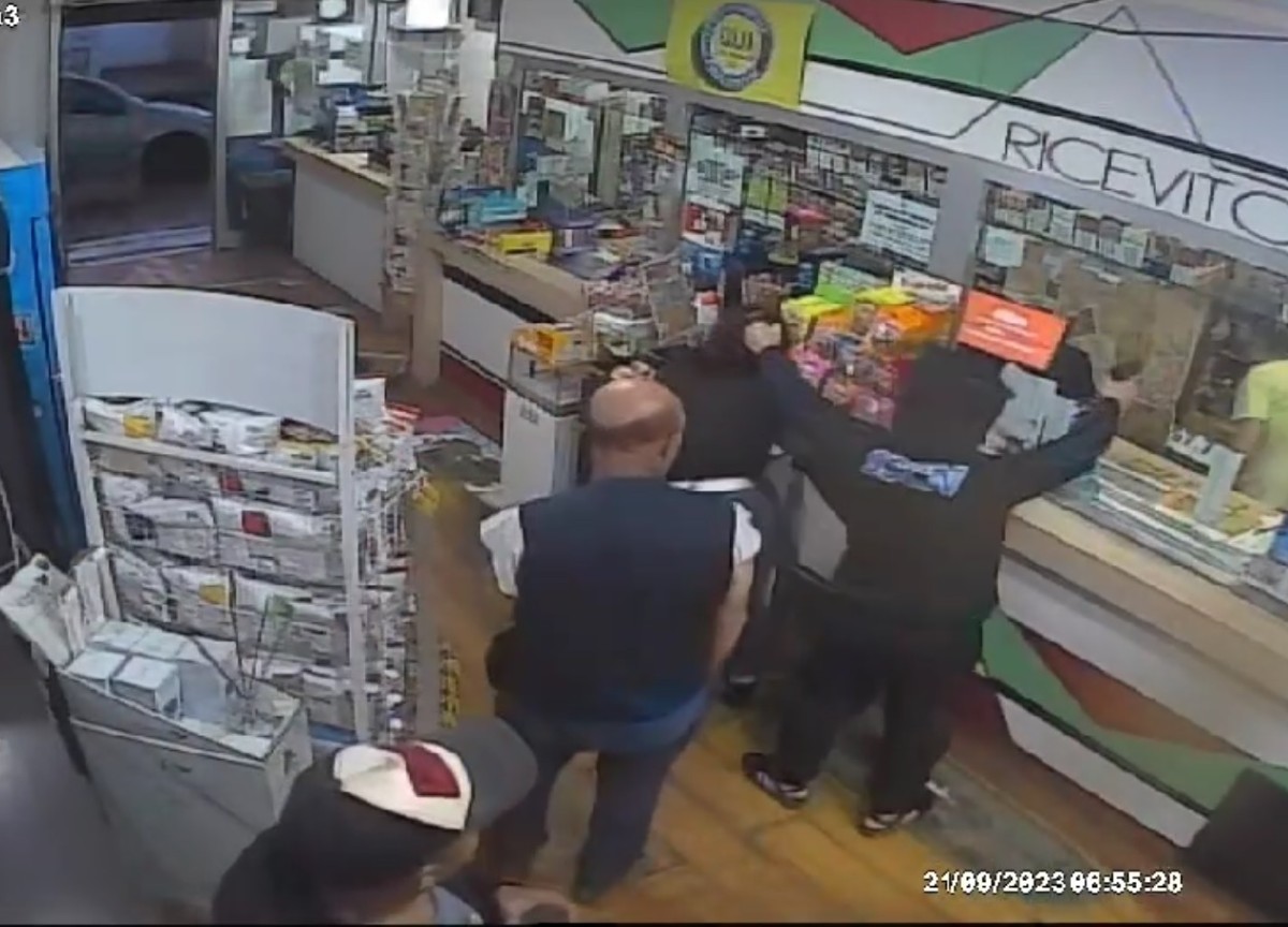 Napoli, pestato dai clienti di un tabacchino che voleva rapinare. Video Napoli, pestato dai clienti di un tabacchino che voleva rapinare. Video