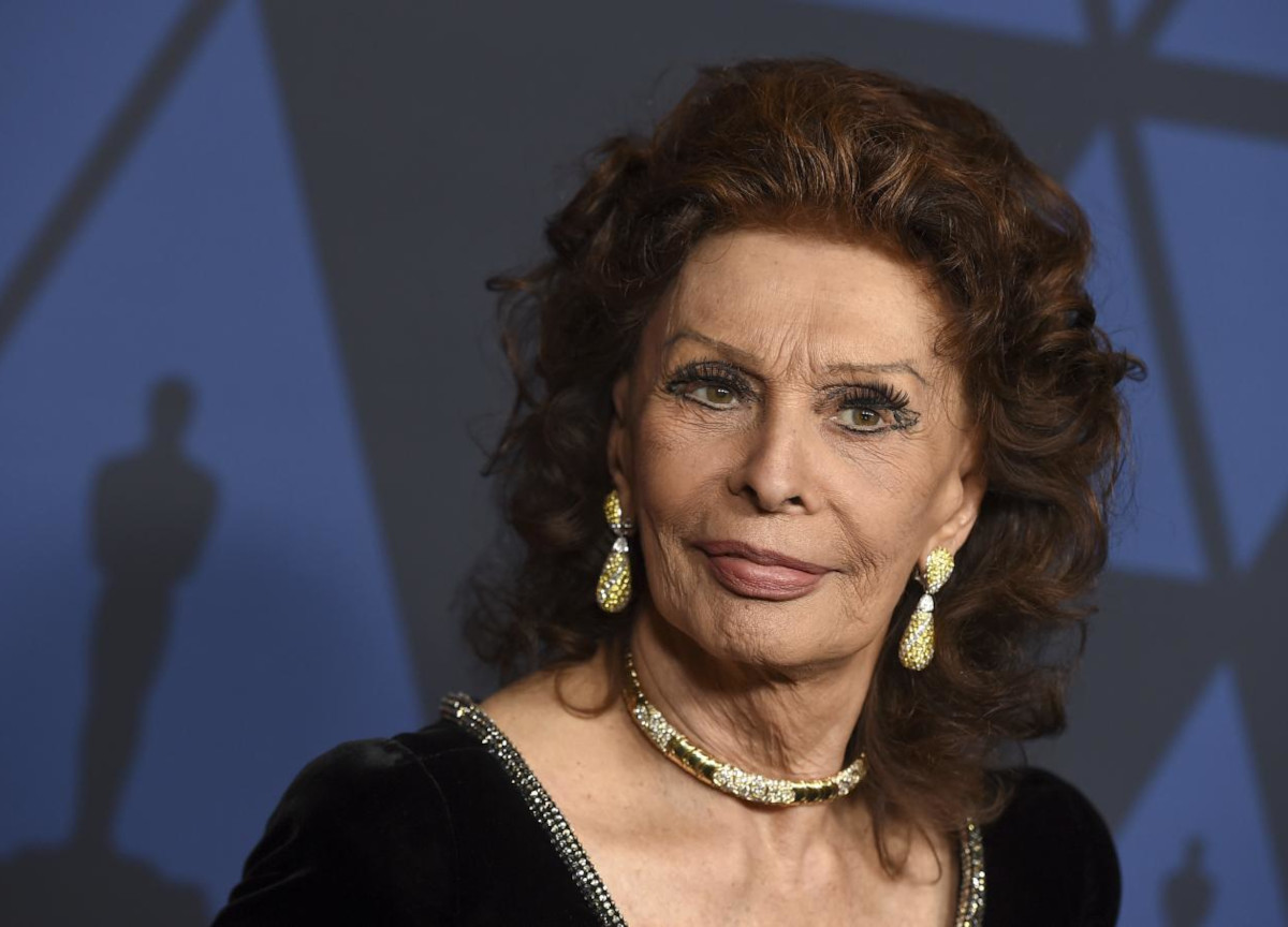 Sophia Loren cade in casa a Ginevra, diverse fratture. Operazione all’anca