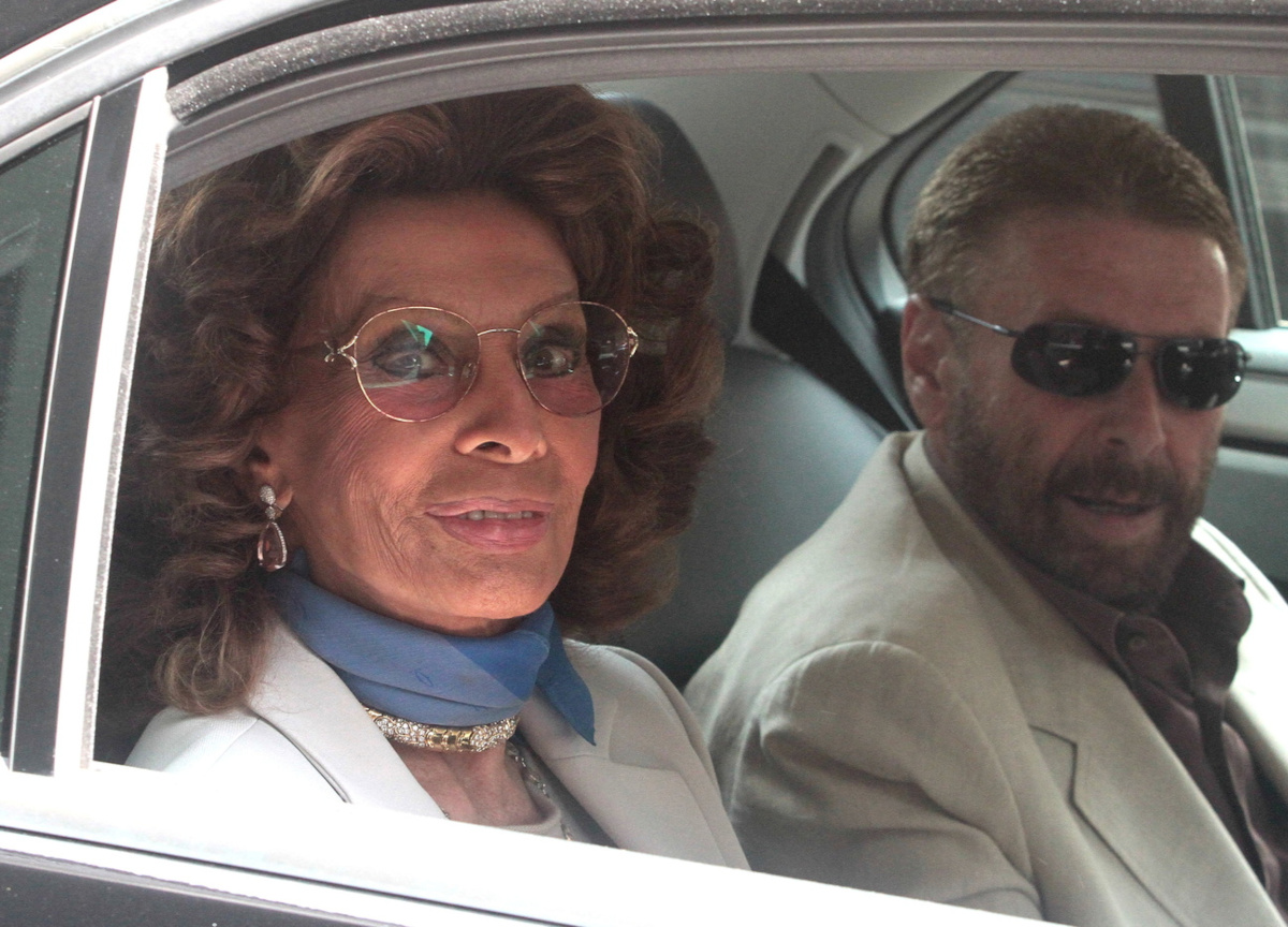 Sophia Loren cade in casa a Ginevra, diverse fratture. Operazione all’anca