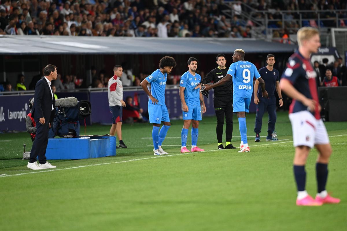 Napoli, tensione Osimhen-Garcia al momento del cambio: la reazione del bomber Napoli, tensione Osimhen-Garcia al momento del cambio: la reazione del bomber