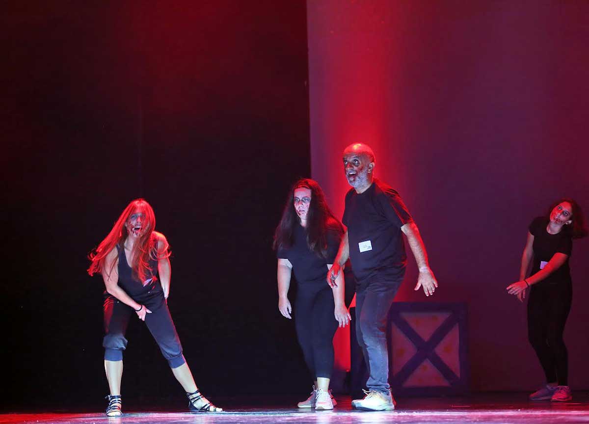 Roma, disoccupati e disperati: senza lavoro over 40, cercano posto da zombie Roma, disoccupati e disperati: senza lavoro over 40, cercano posto da zombie