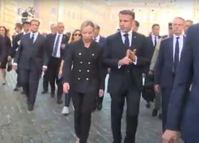 Meloni e Macron a piedi verso Palazzo Chigi dopo i funerali di Napolitano