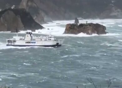 Il traghetto della paura: da Ponza a Formia sfidando onde gigantesche. Video