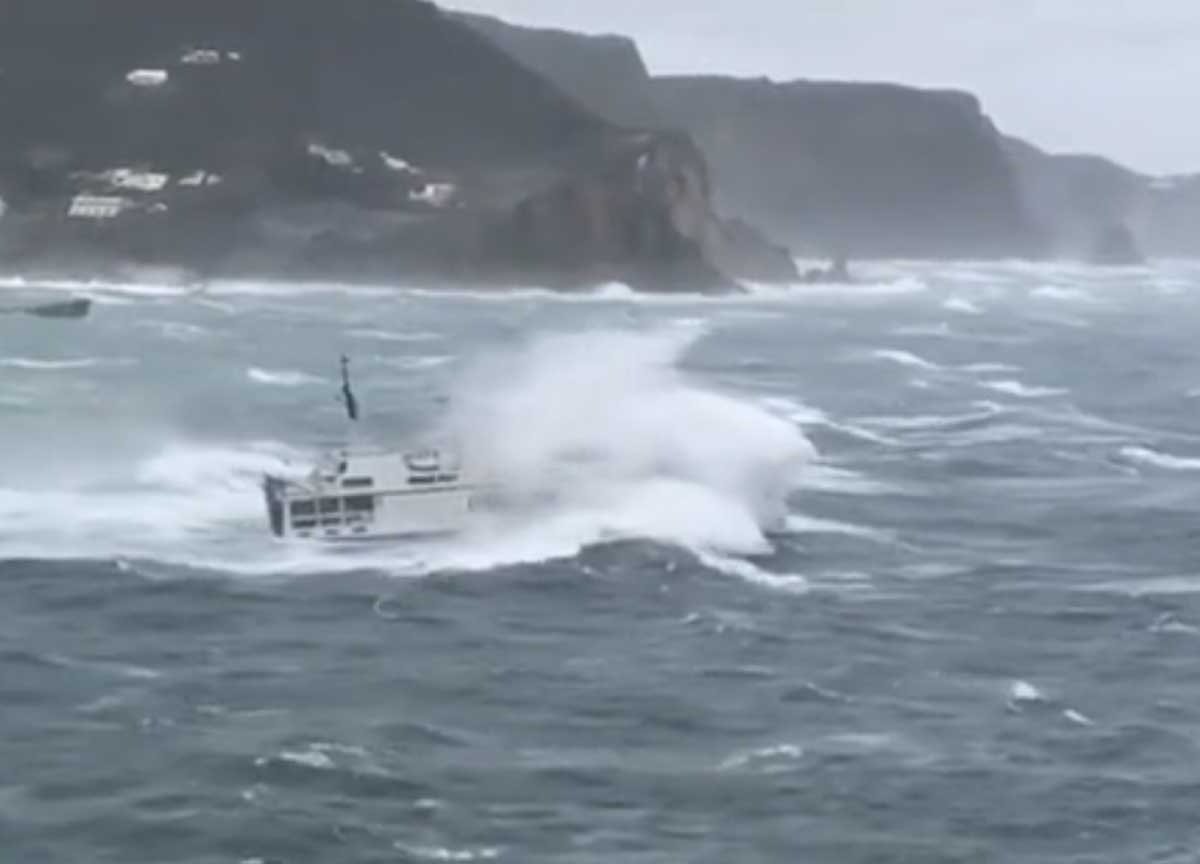 Il traghetto della paura: da Ponza a Formia sfidando onde gigantesche. Video