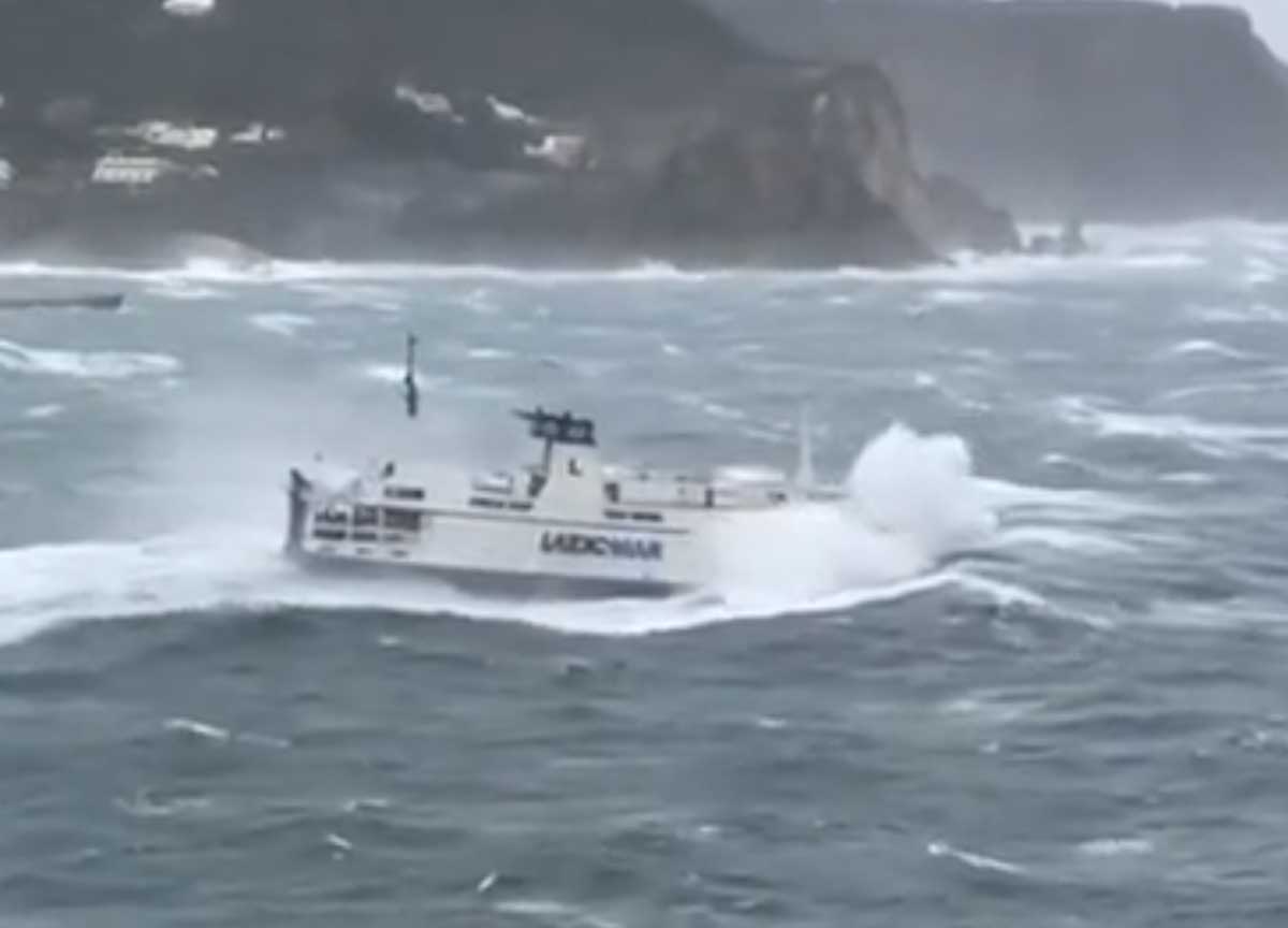 Il traghetto della paura: da Ponza a Formia sfidando onde gigantesche. Video