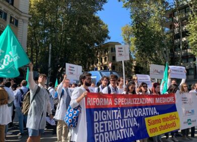 Medici specializzandi senza borse di studio: “Maltrattati, serve una riforma”