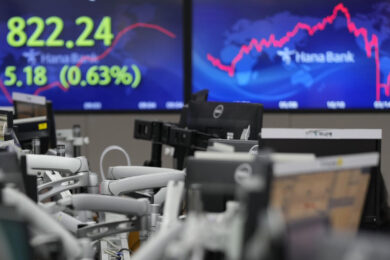 Milano chiude a -0,3, vola lo spread. Btp, il rendimento decennale al 4,7%