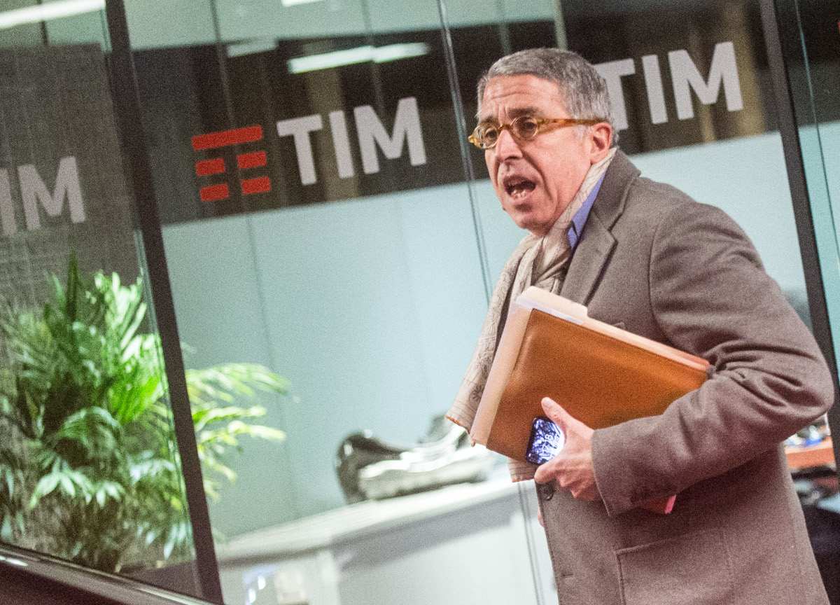 Tim, Vivendi chiede un parere legale per la vendita della rete Tim, Vivendi chiede un parere legale per la vendita della rete