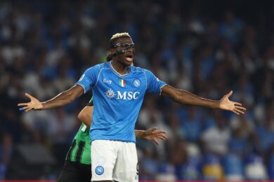 Osimhen cancella le foto in maglia Napoli e toglie il like alla società