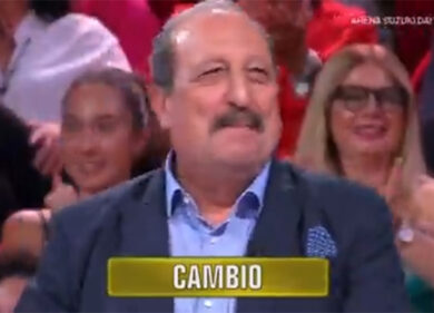 “C’hai la panza de fori”, il tecnico Rai interrompe la diretta di Affari tuoi e “richiama all’ordine” un uomo nel pubblico