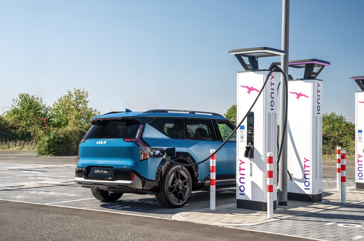 Kia, arriva la tecnologia Plug&Charge per ricariche EV più veloci e facili Kia, arriva la tecnologia Plug&Charge per ricariche EV più veloci e facili