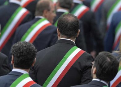 Stipendi sindaci, in Puglia 13.800 euro a Decaro e quasi 10mila a Salvemini