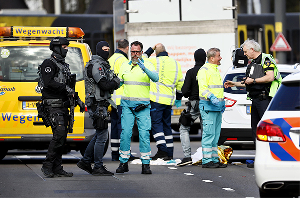 Doppia sparatoria a Rotterdam, diversi morti e feriti. Fermato un 32enne Doppia sparatoria a Rotterdam, diversi morti e feriti. Fermato un 32enne