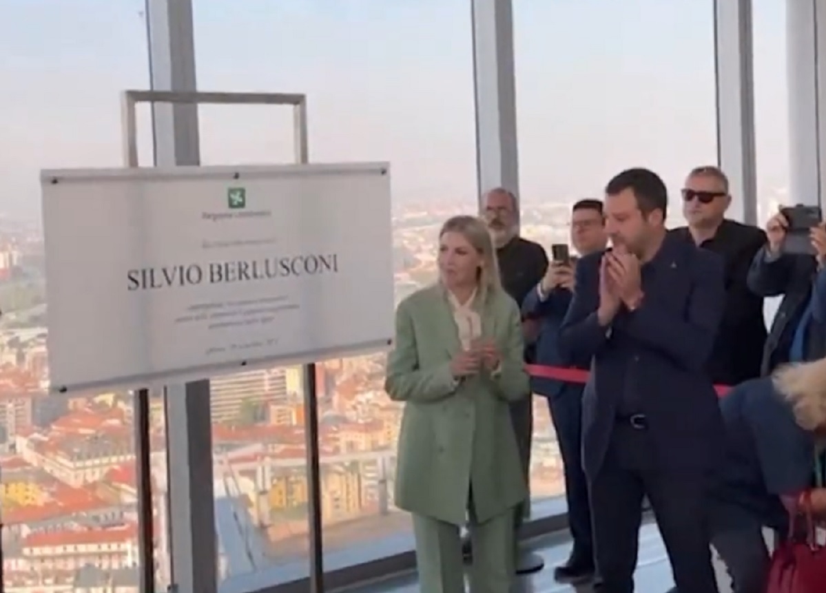 Regione Lombardia, il Belvedere intitolato a Silvio Berlusconi. VIDEO Regione Lombardia, il Belvedere intitolato a Silvio Berlusconi. VIDEO