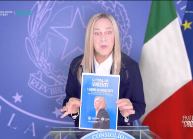 Crozza/Meloni illustra l’opuscolo “l’Italia vincente, un anno di risultati”