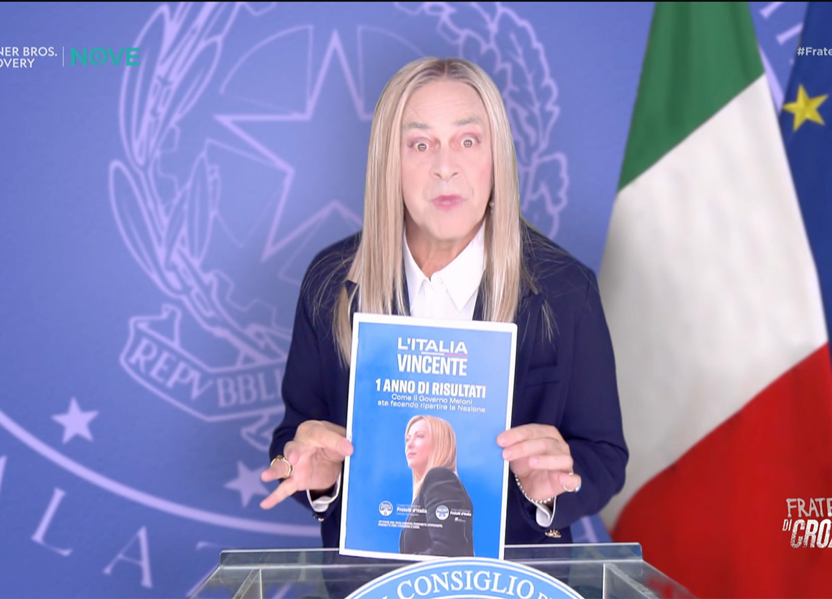 Crozza/Meloni illustra l’opuscolo “l’Italia vincente, un anno di risultati” Crozza/Meloni illustra l’opuscolo “l’Italia vincente, un anno di risultati”