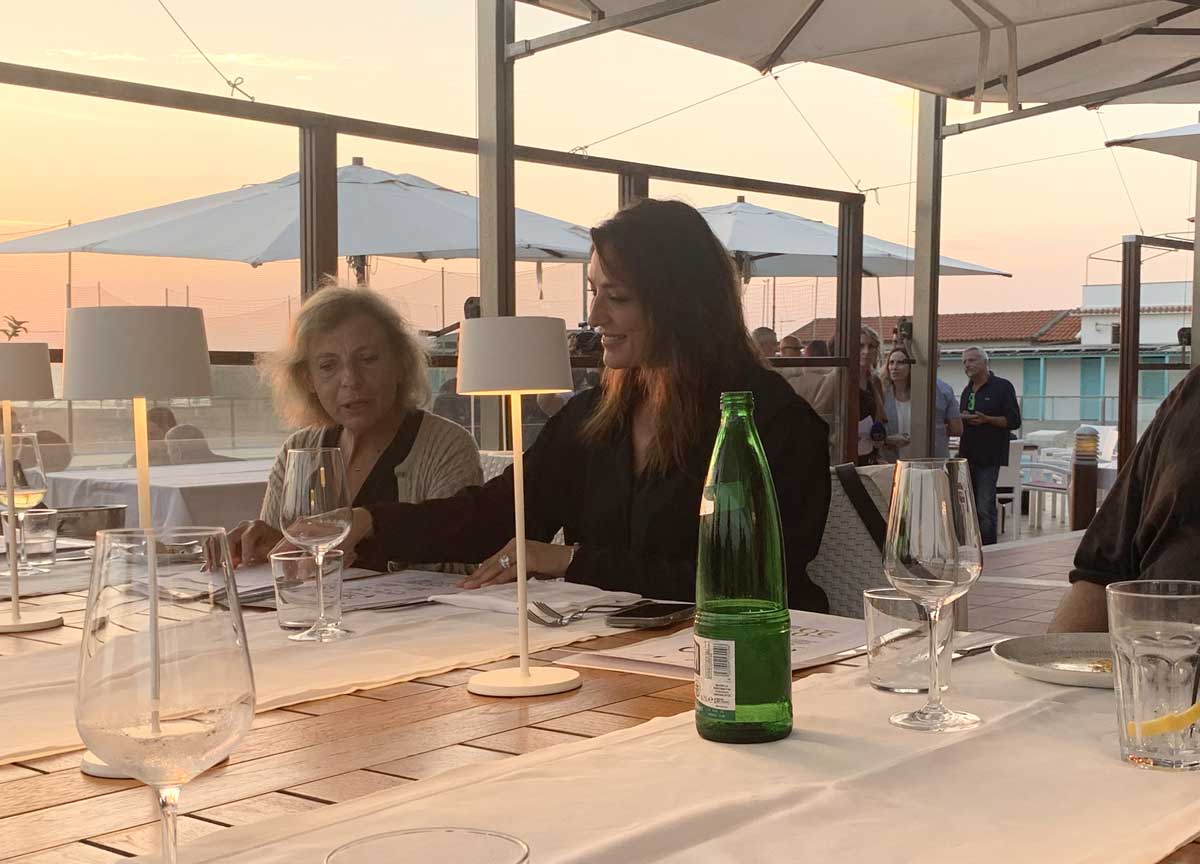 Fiumicino, chef in lotta ma atterra Elisa Isoardi: l’insolita prova del cuoco