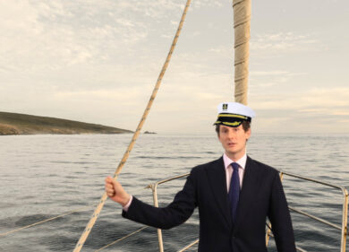 Elkann non va a gonfie vele: profitti più che dimezzati per le barche di Lol