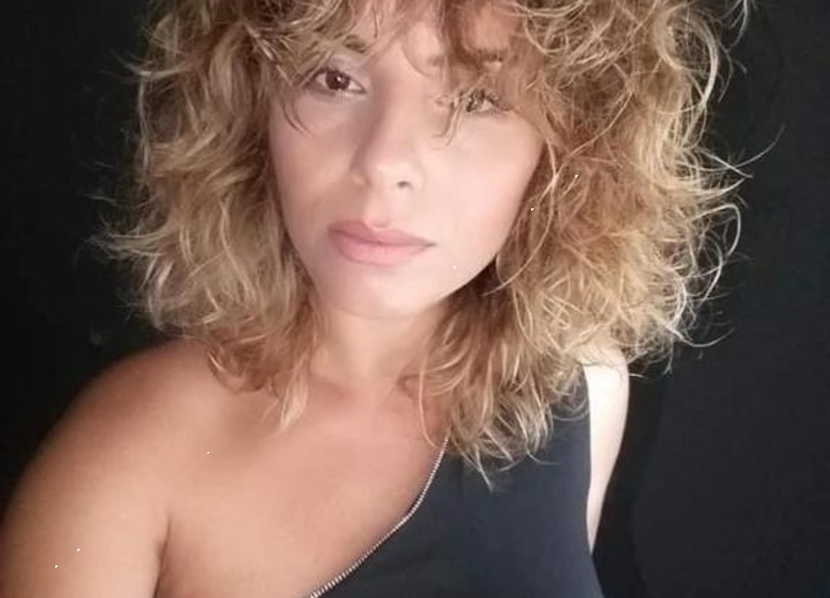 Ennesimo femminicidio, donna albanese uccisa a coltellate: caccia al marito Ennesimo femminicidio, donna albanese uccisa a coltellate: caccia al marito