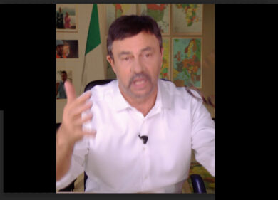 Crozza/Salvini sulla situazione migranti “Non è che Garrone ha pagato gli scafisti per lanciare il suo film? Come mai il N. spropositato di sbarchi coincide con il leone d’oro? Coincidenze?”