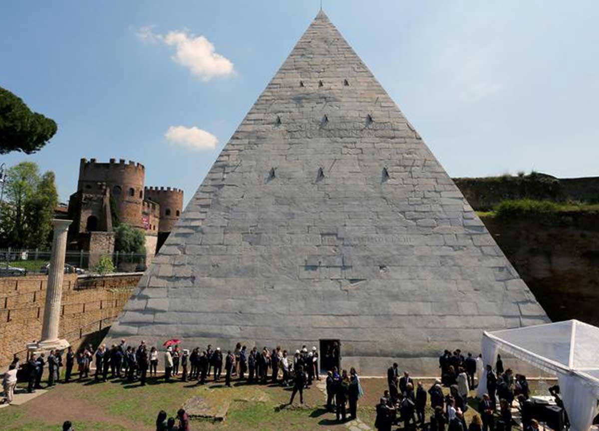 Roma, al via le guide per scoprire tutti i segreti della Piramide Cestia Roma, al via le guide per scoprire tutti i segreti della Piramide Cestia