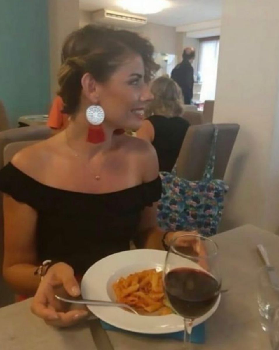 Ennesimo femminicidio, donna albanese uccisa a coltellate: caccia al marito Ennesimo femminicidio, donna albanese uccisa a coltellate: caccia al marito