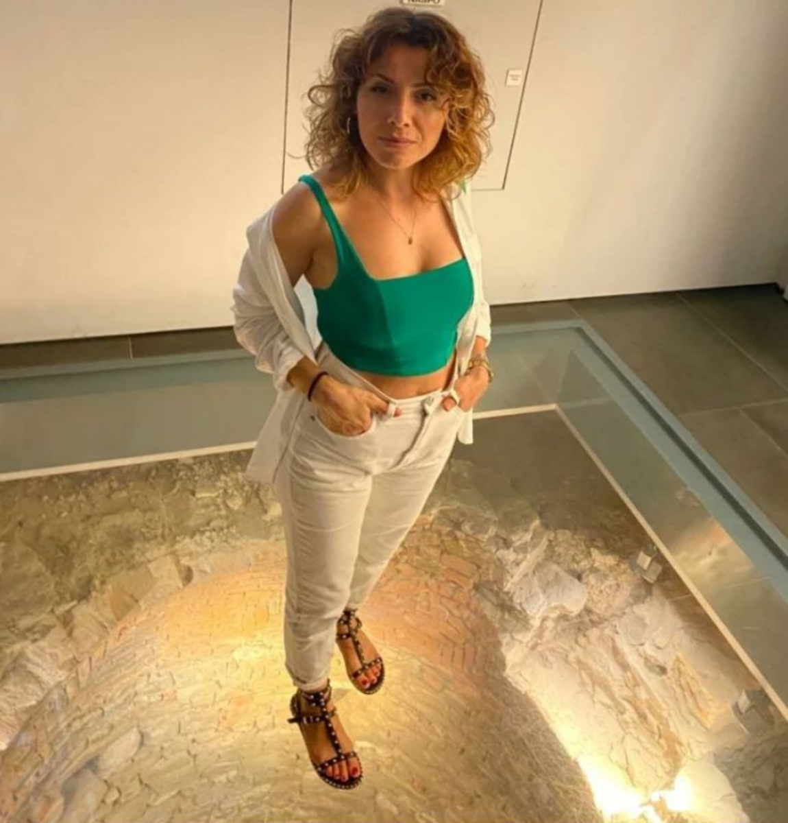 Ennesimo femminicidio, donna albanese uccisa a coltellate: caccia al marito Ennesimo femminicidio, donna albanese uccisa a coltellate: caccia al marito