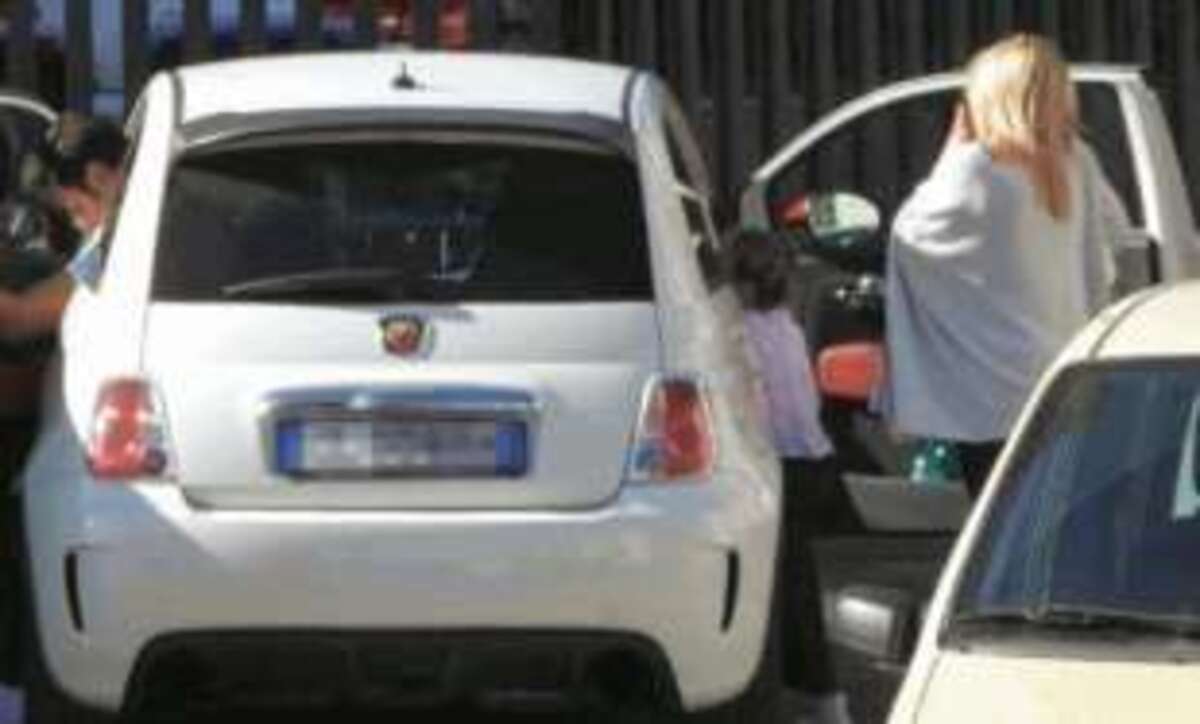 Meloni al supermercato, poi il caffè e sigaretta con gli amici Vip. Le foto inedite della premier