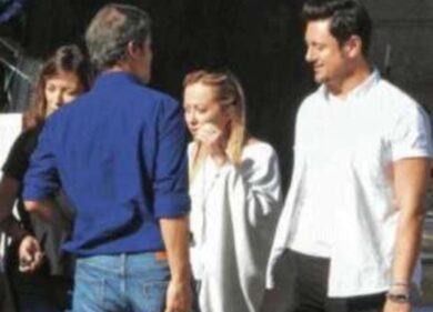 Meloni al supermercato, poi il caffè e sigaretta con gli amici Vip. Le foto inedite della premier