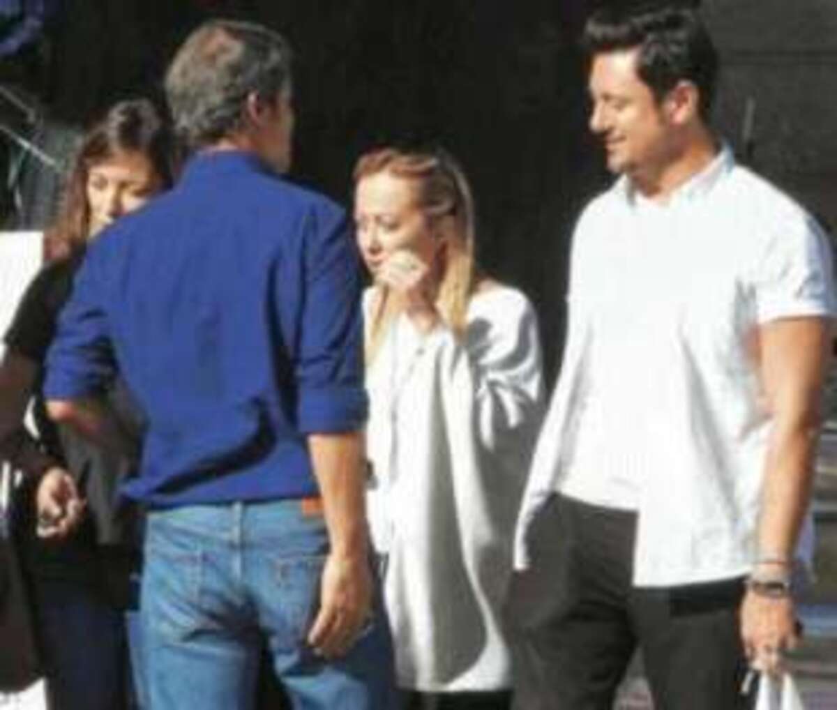 Meloni al supermercato, poi il caffè e sigaretta con gli amici Vip. Le foto inedite della premier