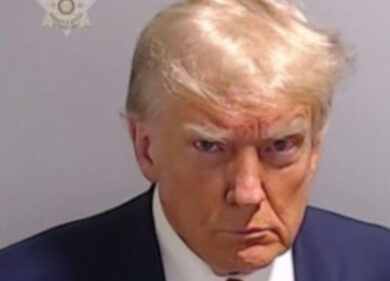 “Non sa scendere da un palco…”. Usa, Trump prende in giro Biden