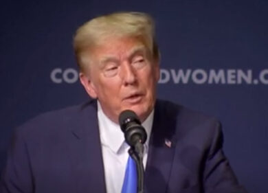 Trump a processo, parte lo show: “Su di me caccia alle streghe. É una farsa”