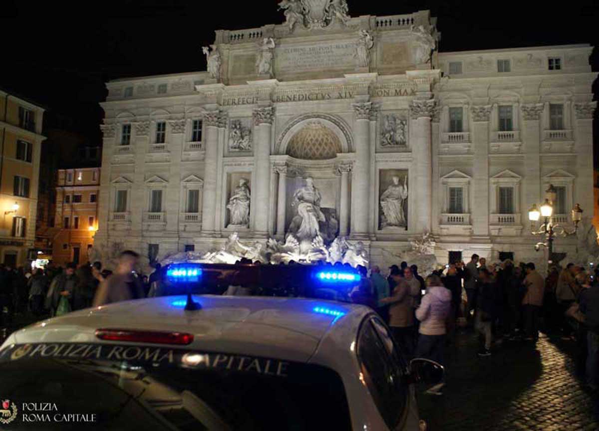 La Fontana di Trevi è ormai una piscina pubblica. Tuffo e botte ai Vigili